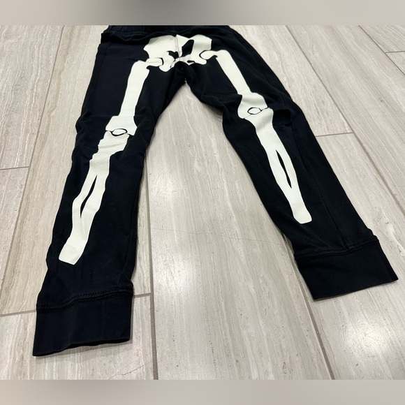 H&M Glow in the Dark Skeleton top and pant set, size 6-8y - Picture 2 of 8